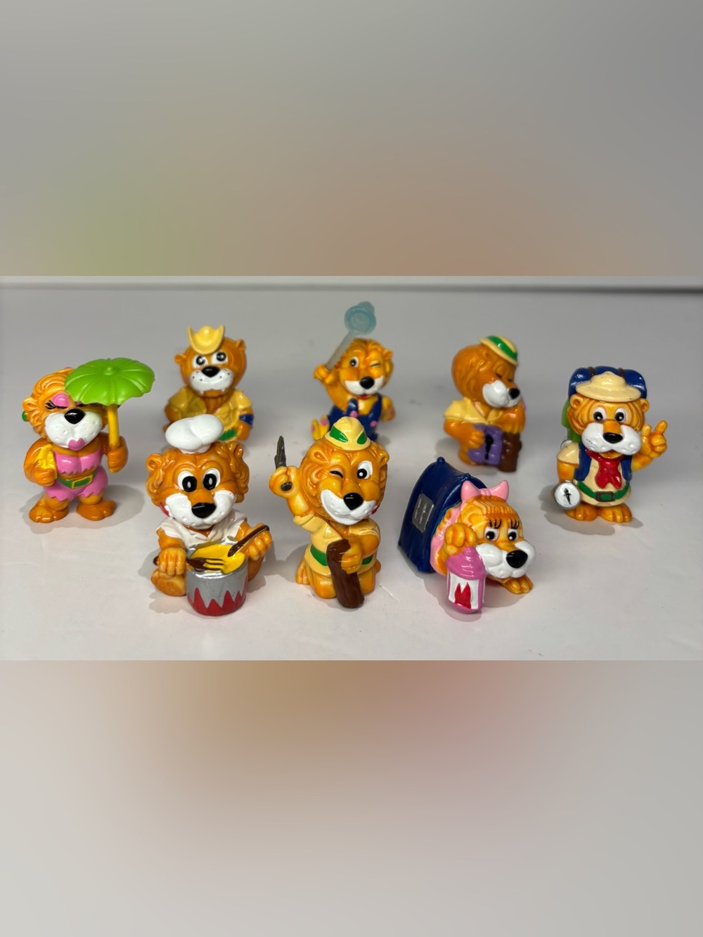 Ferrero KINDER SURPRISE Vintage 1993 Leo Venturas Lion Figures Lot 8 PCS